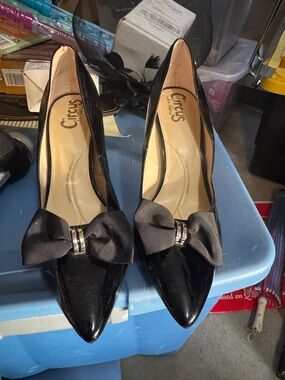 Circus by Sam Edelman Black Patent Pointed Toe Bow Pumps with Metallic Accent